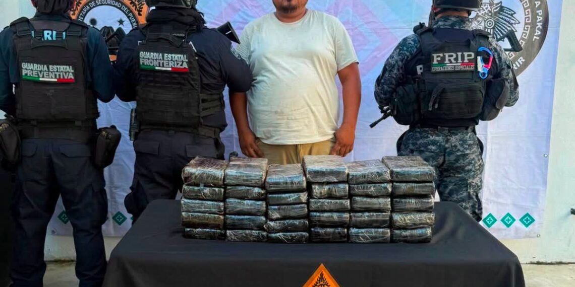 Detienen a una persona y aseguran 30 paquetes con presunta cocaína en Villa Comaltitlán