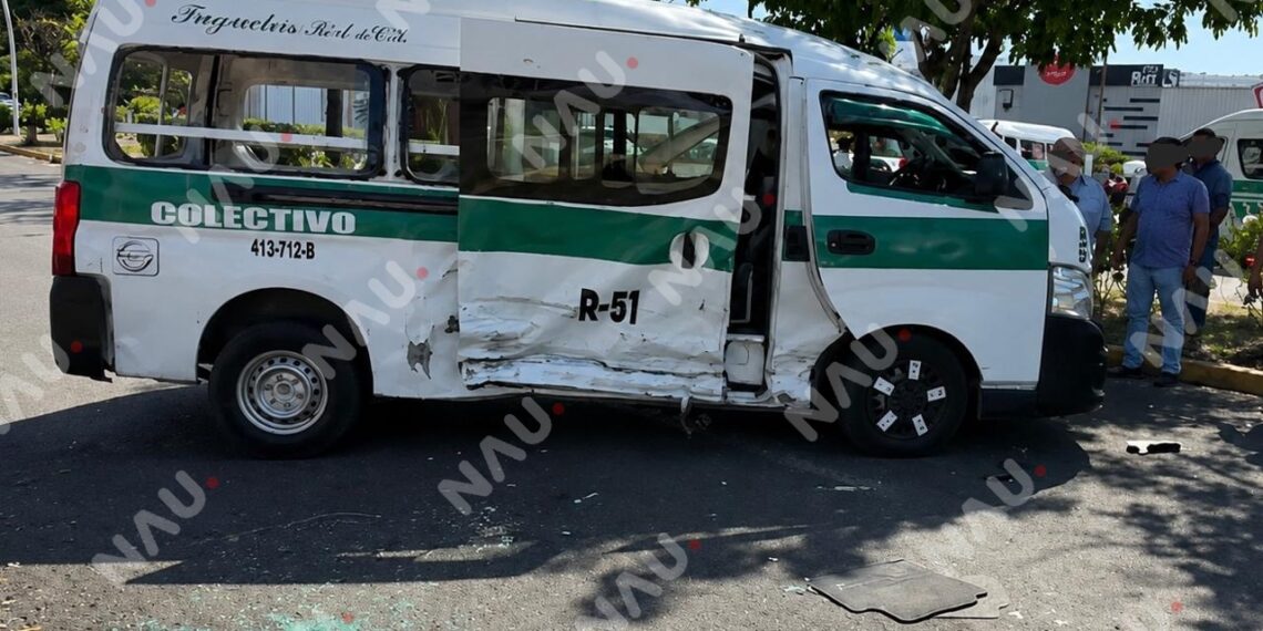 Colectivo de la Ruta 51 vuelca tras accidente frente al Poliforum