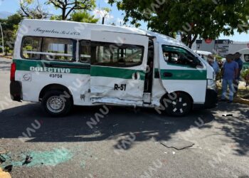 Colectivo de la Ruta 51 vuelca tras accidente frente al Poliforum