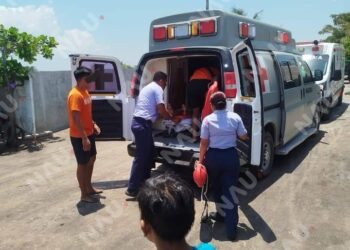 Salvavidas rescatan a tres menores arrastrados por la corriente en playa San Benito