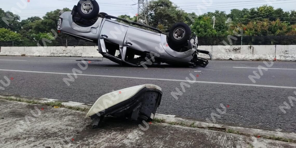 Automovilista abandona vehículo tras volcar en la carretera Tuxtla Chico–Tapachula