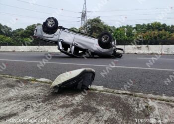 Automovilista abandona vehículo tras volcar en la carretera Tuxtla Chico–Tapachula