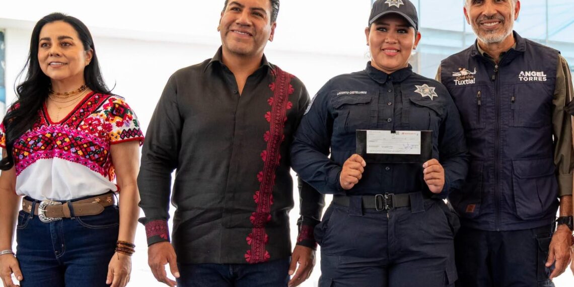 Eduardo Ramírez entrega incentivos a policías de Tuxtla Gutiérrez con Certificado Único Policial