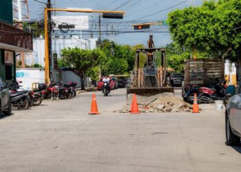 Realizan trabajos de bacheo y mantenimiento en la Avenida Central Sur de Suchiate