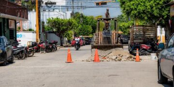 Realizan trabajos de bacheo y mantenimiento en la Avenida Central Sur de Suchiate