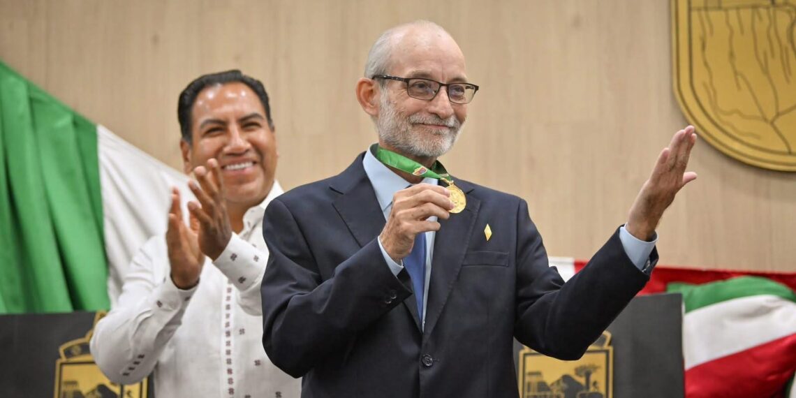 Gobernador Eduardo Ramírez Aguilar impone Medalla “Miguel Álvarez del Toro” al biólogo Carlos Guichard Romero