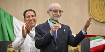 Gobernador Eduardo Ramírez Aguilar impone Medalla “Miguel Álvarez del Toro” al biólogo Carlos Guichard Romero