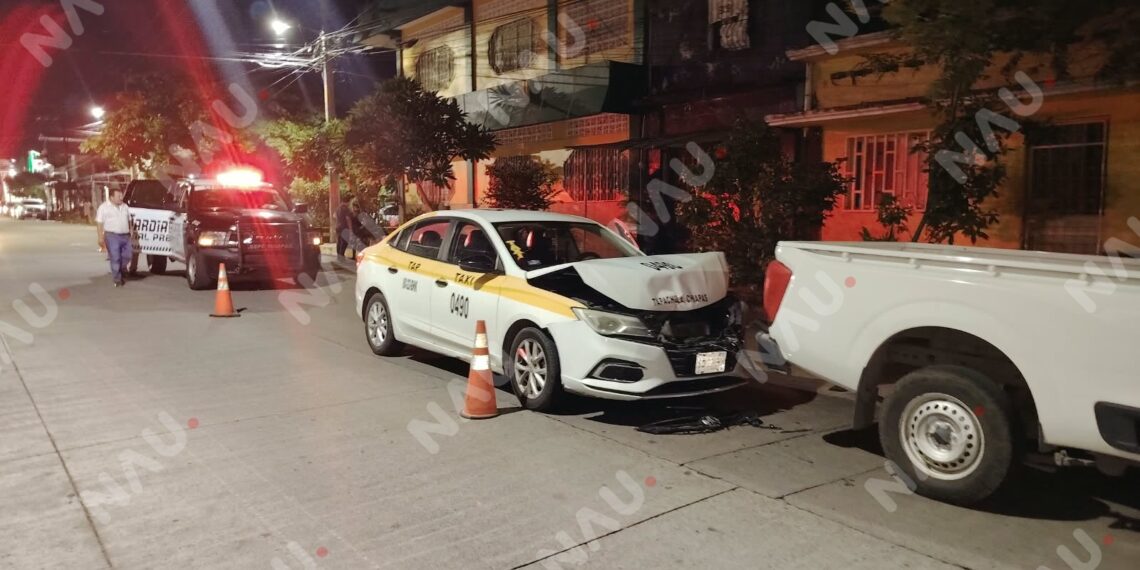 Taxi choca contra camioneta refresquera; pasajera resulta lesionada