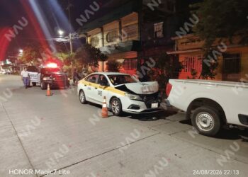 Taxi choca contra camioneta refresquera; pasajera resulta lesionada