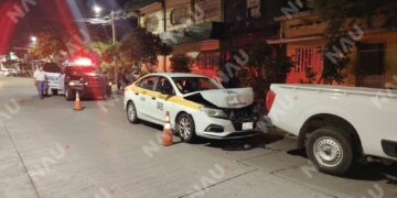 Taxi choca contra camioneta refresquera; pasajera resulta lesionada