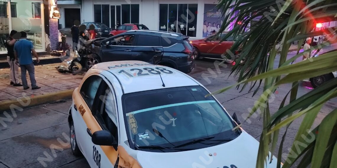 Chocan camioneta Mitsubishi y automóvil Nissan en el centro de Tapachula