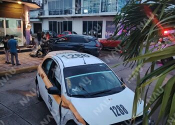 Chocan camioneta Mitsubishi y automóvil Nissan en el centro de Tapachula