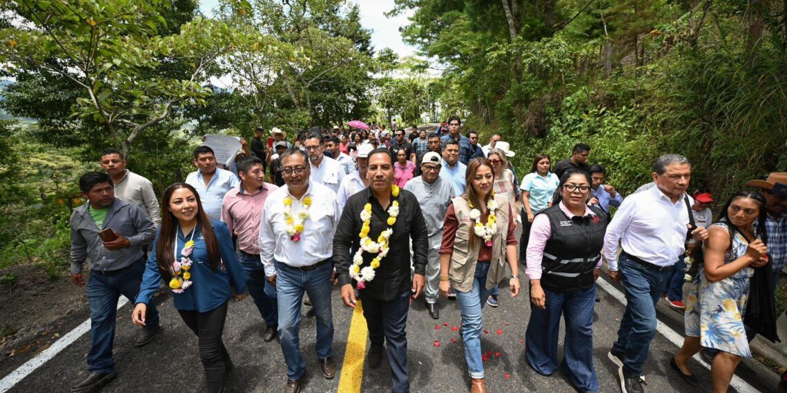 Eduardo Ramírez fortalece infraestructura educativa, carretera e hídrica en Pantepec y Jitotol