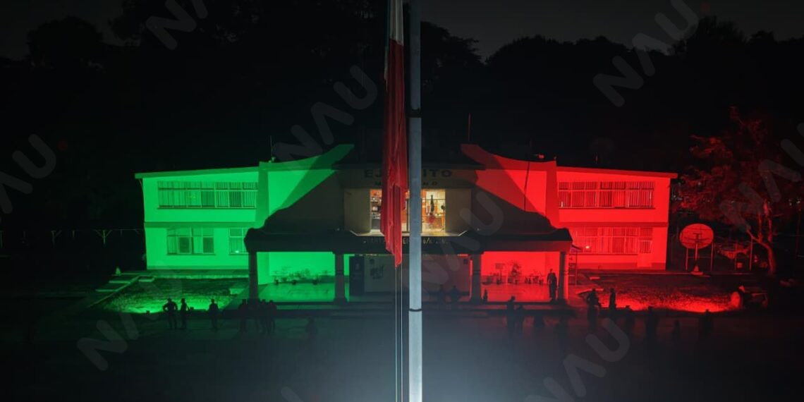 Verde, blanco y rojo iluminan la 36/a Zona Militar por el Mes Patrio
