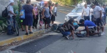 Motociclista termina hospitalizado tras accidente con taxi en Tapachula
