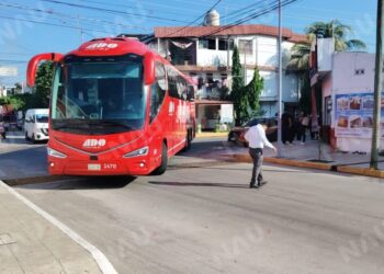 Choque entre autobús de pasajeros y camioneta genera congestionamiento en una de las principales vialidades de Tapachula