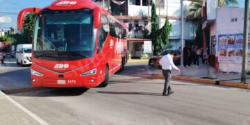 Choque entre autobús de pasajeros y camioneta genera congestionamiento en una de las principales vialidades de Tapachula