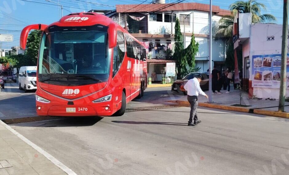 Choque entre autobús de pasajeros y camioneta genera congestionamiento en una de las principales vialidades de Tapachula