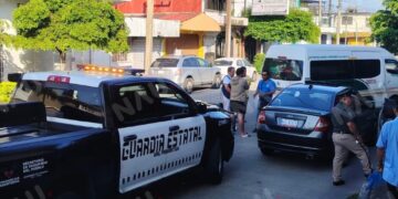 Choque entre automóvil y unidad del transporte público moviliza a cuerpos de emergencia en Tapachula