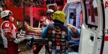 Hombre resulta lesionado tras caer y hacer contacto con una malla electrificada en Tapachula
