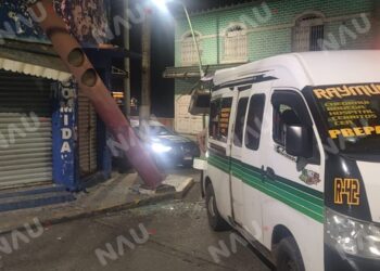 Auto se da a la fuga tras chocar contra colectiva en el centro de Tapachula