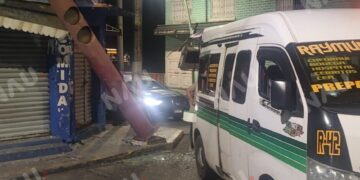 Auto se da a la fuga tras chocar contra colectiva en el centro de Tapachula