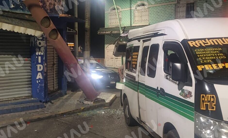 Auto se da a la fuga tras chocar contra colectiva en el centro de Tapachula