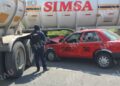 Pipa de combustible choca contra taxi; dos personas resultan lesionadas
