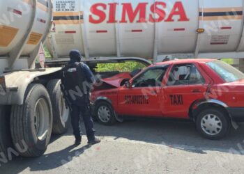 Pipa de combustible choca contra taxi; dos personas resultan lesionadas