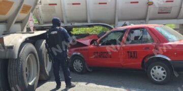 Pipa de combustible choca contra taxi; dos personas resultan lesionadas