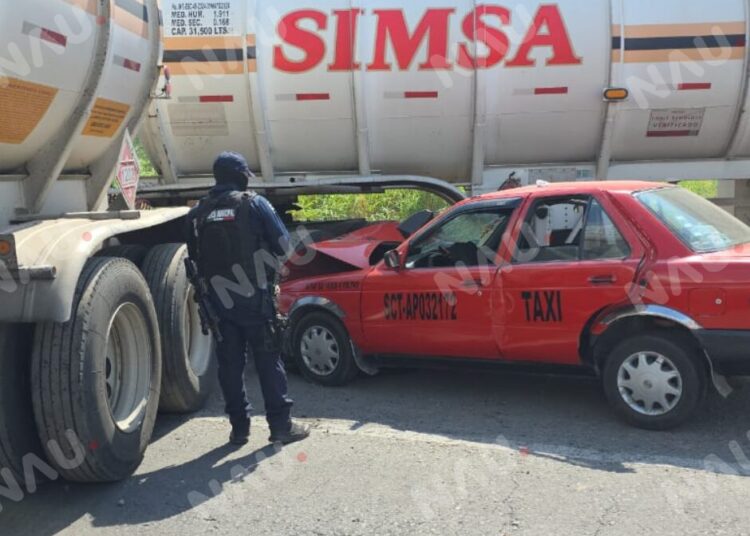 Pipa de combustible choca contra taxi; dos personas resultan lesionadas