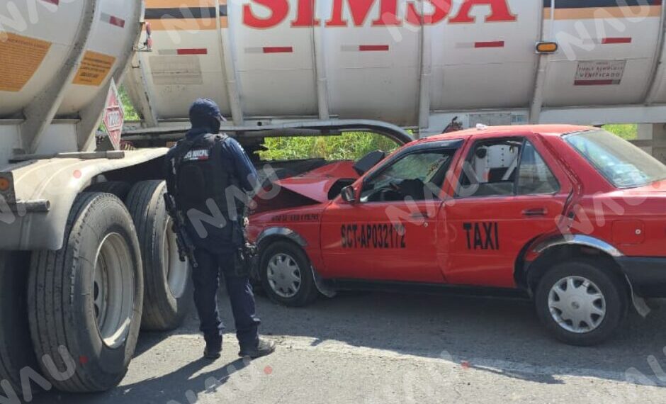 Pipa de combustible choca contra taxi; dos personas resultan lesionadas