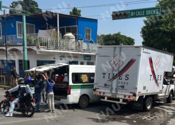 Tres pasajeros lesionados tras choque entre colectiva y camión en Tapachula