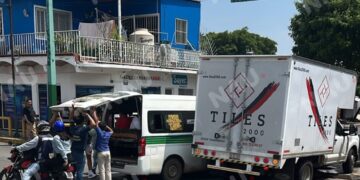 Tres pasajeros lesionados tras choque entre colectiva y camión en Tapachula