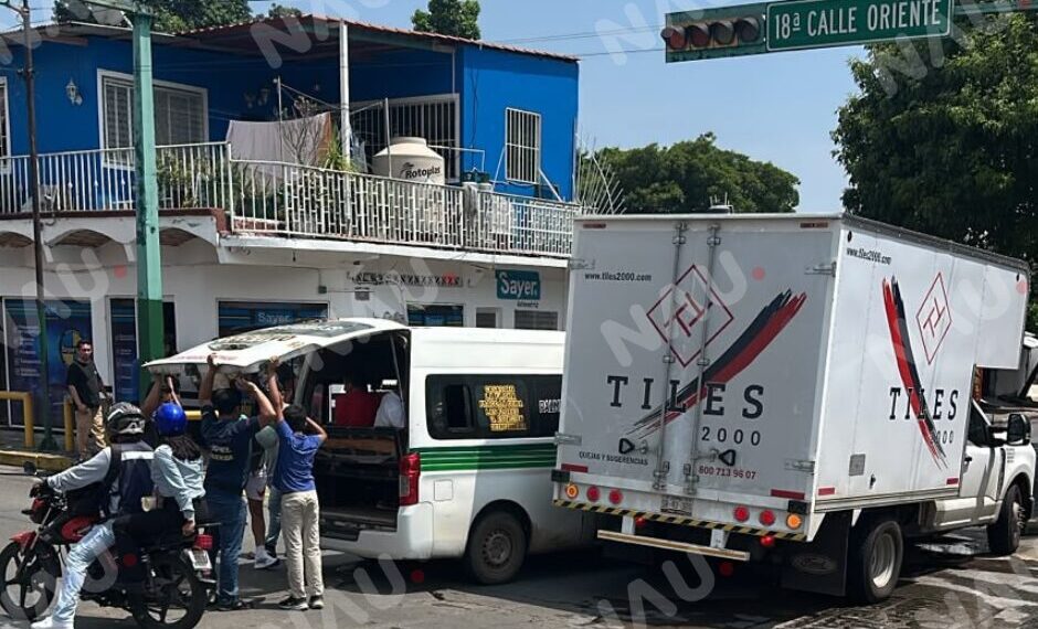Tres pasajeros lesionados tras choque entre colectiva y camión en Tapachula