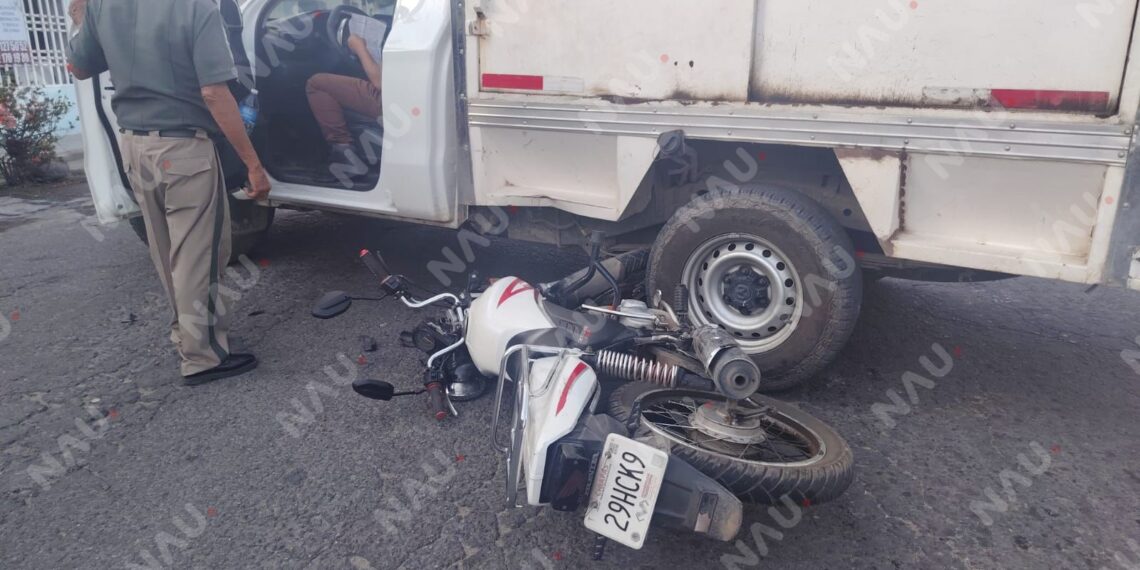 Vuelta en “U” provoca choque entre camioneta y motocicleta en Tapachula