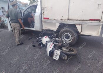 Vuelta en “U” provoca choque entre camioneta y motocicleta en Tapachula