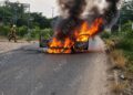 Reportan quema de vehículos y ponchallantas en Cintalapa
