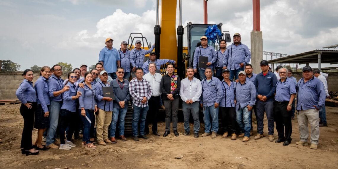 Suchiate fortalece al campo con entrega de nueva maquinaria pesada