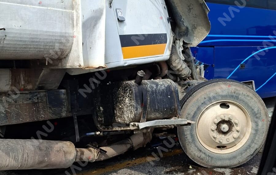Choque entre autobús AEXA y volteo deja un muerto y nueve lesionados en Mapastepec