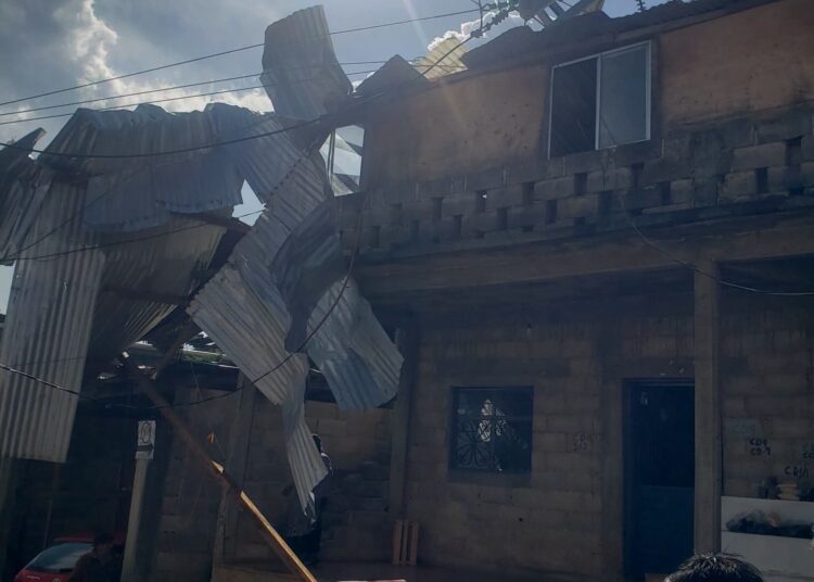 Fuertes vientos provocan afectaciones preliminares en viviendas de Zinacantán
