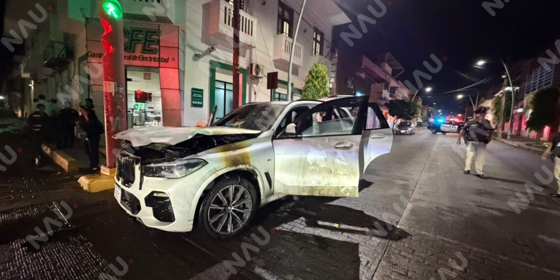 BMW se incendia en pleno centro de Tapachula