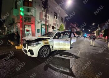 BMW se incendia en pleno centro de Tapachula