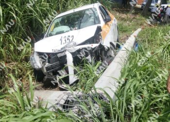 Taxista sale de la carretera al intentar evitar choque con tráiler