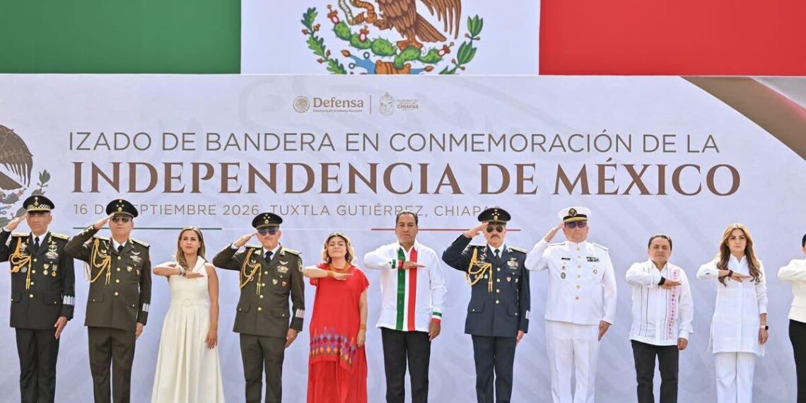Eduardo Ramírez presencia el Desfile Militar acompañado por miles de chiapanecas y chiapanecos