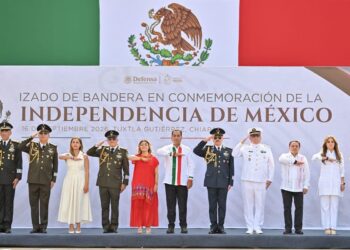 Eduardo Ramírez presencia el Desfile Militar acompañado por miles de chiapanecas y chiapanecos