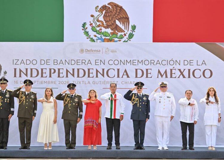 Eduardo Ramírez presencia el Desfile Militar acompañado por miles de chiapanecas y chiapanecos