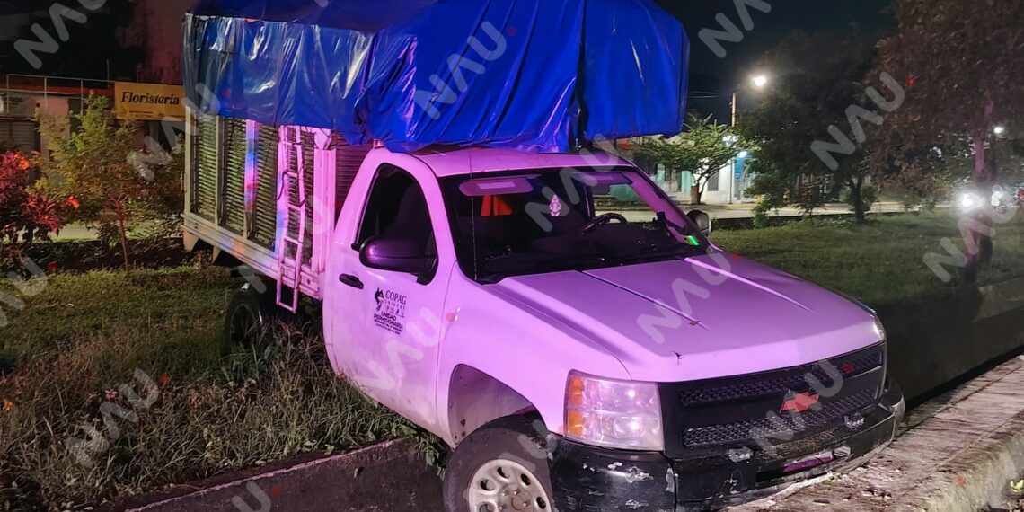 Camioneta de paquetería termina sobre dren pluvial del Par Vial
