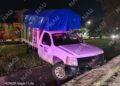Camioneta de paquetería termina sobre dren pluvial del Par Vial