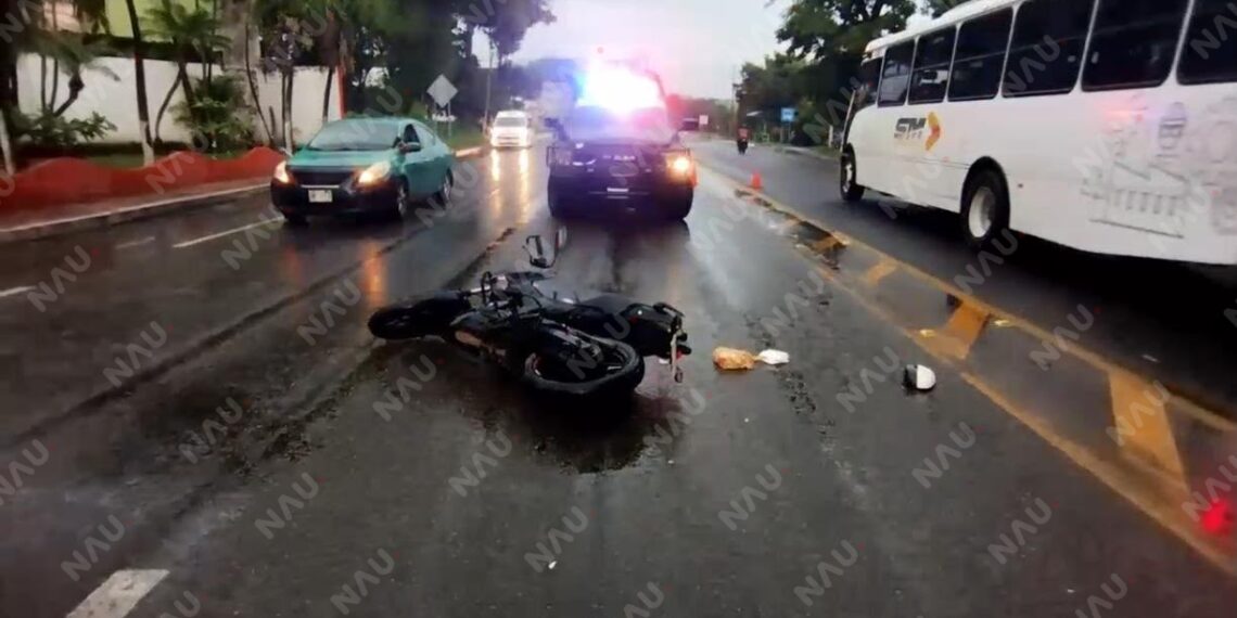 Taxi habría arrollado a motociclistas y escapado en la salida a Tuxtla Chico